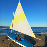 Piccola barca a vela deriva alpa skip