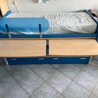 Letto a castello con scrivania e letto estraibile