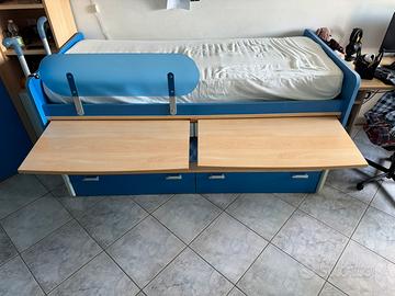 Letto a castello con scrivania e letto estraibile