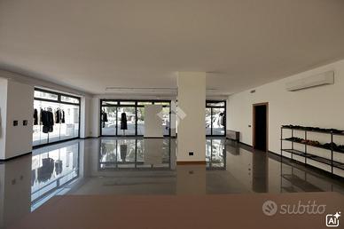 NEGOZIO A CASTELLO DI GODEGO