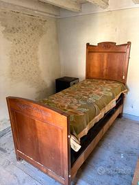 Antichi letti singoli in legno intagliato