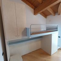 Cameretta completa con due letti e scrivania