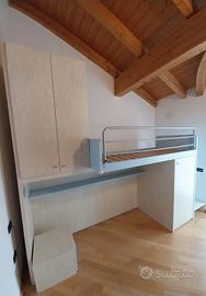 Cameretta completa con due letti e scrivania