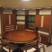 soggiorno con tavolo allungabile, sedie e mobile 