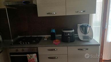 Cucina a 6 moduli e 5 pensili