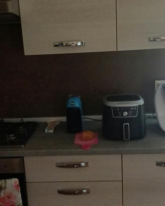 Cucina a 6 moduli e 5 pensili