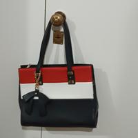 borsa nera con fasce bianca e rossa