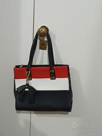 borsa nera con fasce bianca e rossa