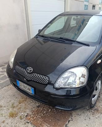 auto Toyota Yaris 2003 riverniciata  .365000 km
