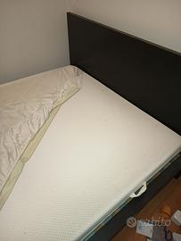 Struttura letto matrimoniale con materasso