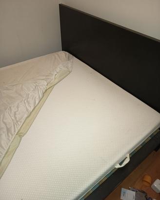Struttura letto matrimoniale con materasso