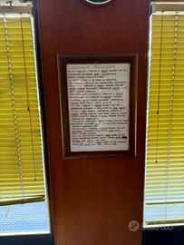 Bacheca/Porta menù in legno con sportello apribile