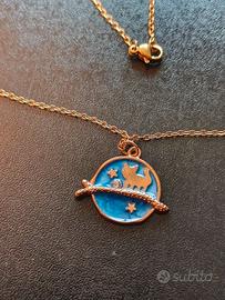 Collana in acciaio dorato con gattino e punto luce