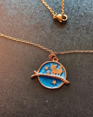Collana in acciaio dorato con gattino e punto luce