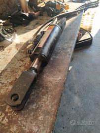 Cilindro idraulico per trattore