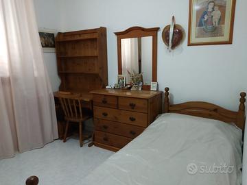 Cameretta in legno massiccio - letto, cassettiera