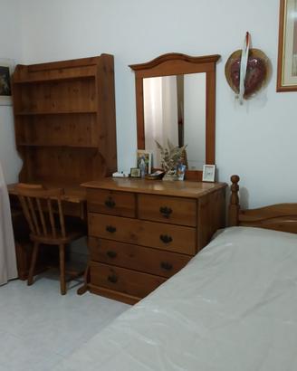Cameretta in legno massiccio - letto, cassettiera