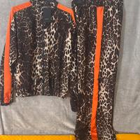 Tuta leopardata con dett.arancioni..taglia unica