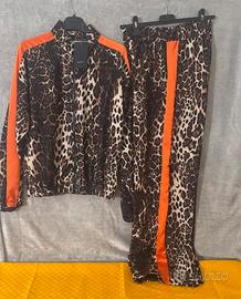 Tuta leopardata con dett.arancioni..taglia unica