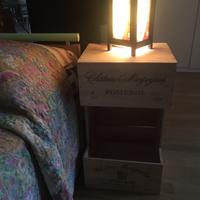 Comodino con casse di vino in legno