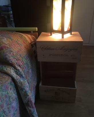 Comodino con casse di vino in legno