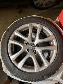 Pneumatici con cerchi in lega volkswwagen.