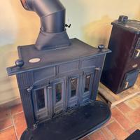 Stufa a legna in ghisa con cassetta per la legna