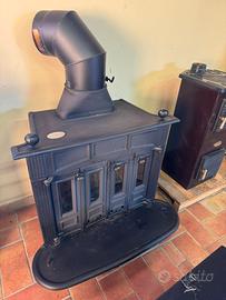 Stufa a legna in ghisa con cassetta per la legna