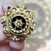 Spilla vintage anni ’60/’70 dorata con perle e pie