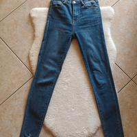 Jeans donna slim fit con tasche e effetto strappat