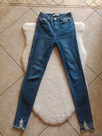 Jeans donna slim fit con tasche e effetto strappat