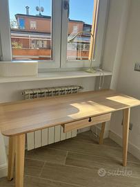 Scrivania ikea come nuova  solo ritiro a roma
