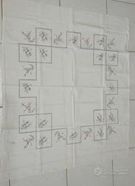 Tovaglia stampata con motivi floreali a quadretti