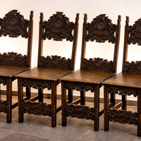 Set di 4 sedie antiche in legno intagliato
