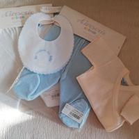 Due salopette-una maglietta-un bavagliolo