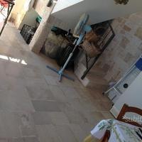 Lastricato di pietra squadrata lavorata a mano