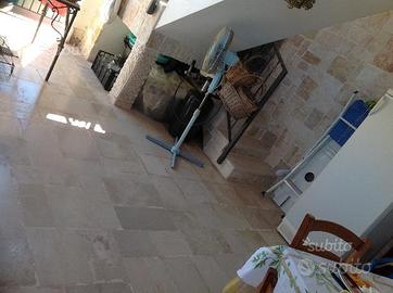 Lastricato di pietra squadrata lavorata a mano