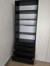 Libreria in legno massiccio con cassetti
