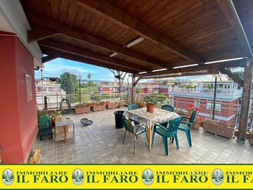 Ampio duplex con terrazzo in parco con piscina