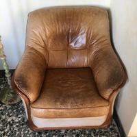 Poltrona in vera pelle con inserti in legno.