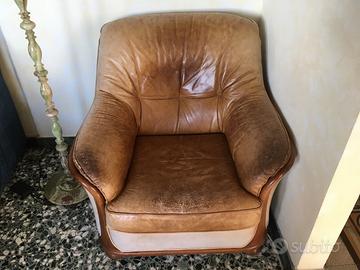 Poltrona in vera pelle con inserti in legno.