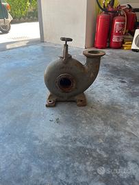 Vecchia pompa a centrifuga