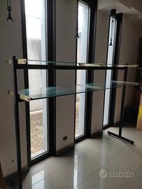 Stand con ripiani in vetro 