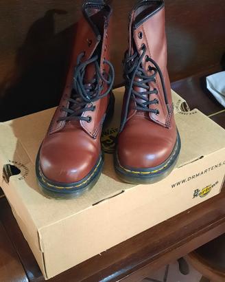  Anfibi donna Dr. Martens  e  sneackers nike 
