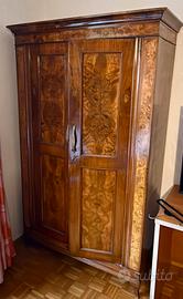 antico guardaroba a due ante in legno di noce.