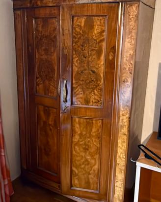 antico guardaroba a due ante in legno di noce.