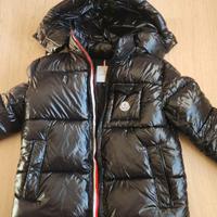 Piumino Nero Lucido con Cappuccio – Stile Iconico