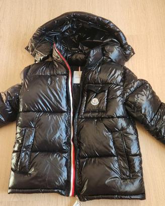 Piumino Nero Lucido con Cappuccio – Stile Iconico