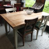 Tavolo in legno allungabile shabby con sedie