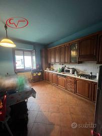 Appartamento di 130 m² con 5 locali e box auto a L